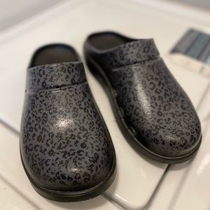 Oofos Limited Edition Animal Print Size 11